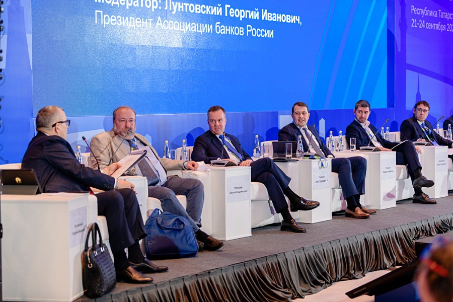 Алексей Моисеев: основными инвесторами в экономику должны стать российские финансовые институты 